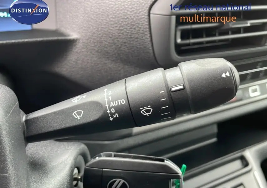 Gros plan sur la commande d’essuie-glace à gauche du volant dans l’habitacle du Citroën Jumpy gris Artense 2025.