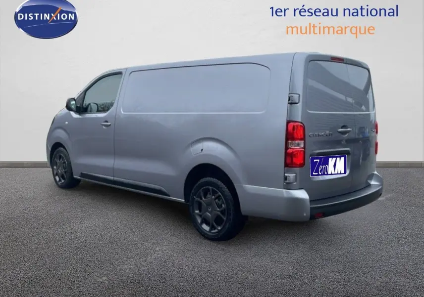 Vue 3/4 arrière droite d’un Citroën Jumpy Van Long gris Artense métal avec hayon fermé et jantes foncées.