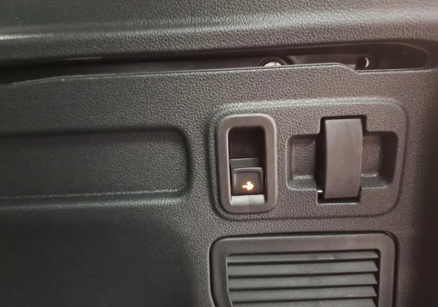 Détail du panneau intérieur noir avec commande électrique d'ouverture du hayon sur Volkswagen Touran gris argent 2025.