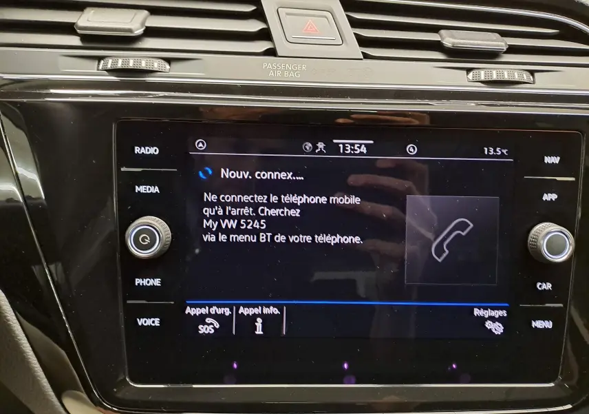 Vue rapprochée de l’écran tactile central noir du Volkswagen Touran 2025, affichant la connexion Bluetooth.