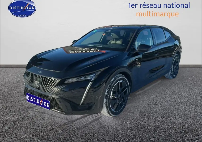 Peugeot 408 Hybrid 145 GT noir en 3/4 avant droit, avec jantes alu et calandre distinctive.