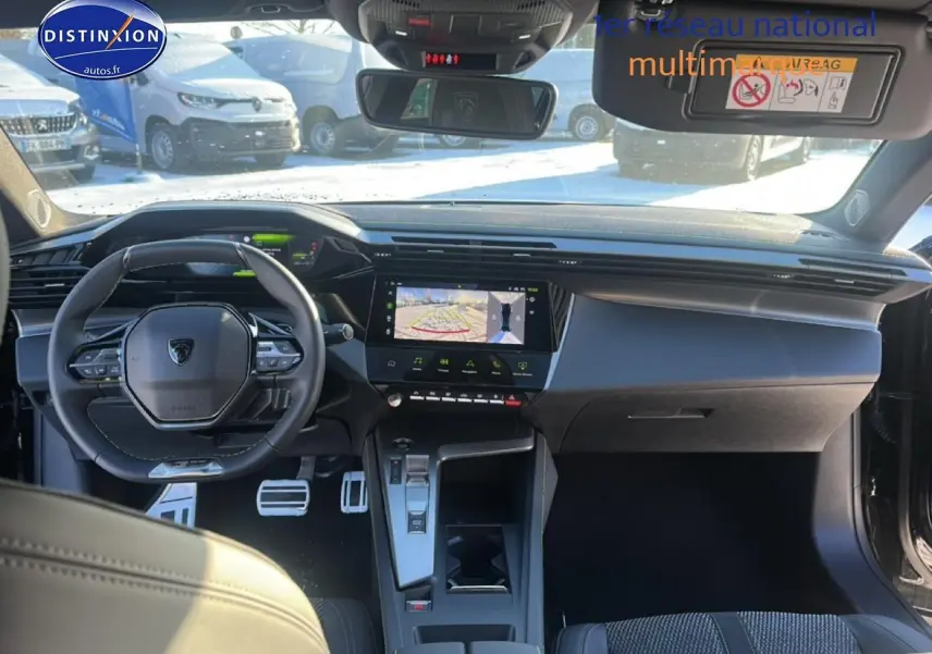 Vue intérieure avant de la Peugeot 408 Hybrid noire 2025, tableau de bord moderne avec écran tactile et volant compact.