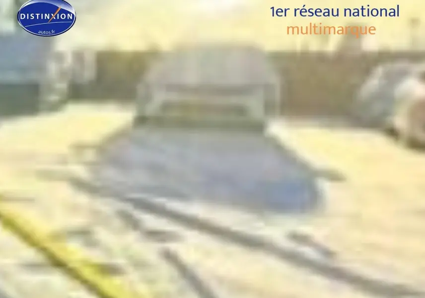 Vue avant d'une Peugeot 408 Hybrid 145 GT noire stationnée en extérieur, sous un fort éclairage solaire.