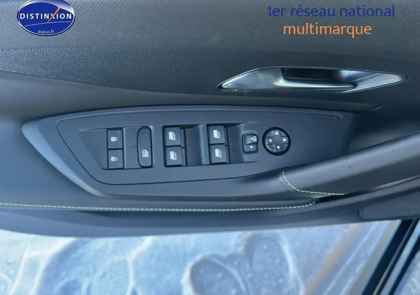 Gros plan sur la commande des vitres et rétroviseurs côté conducteur du Peugeot 408 Hybrid noir 2025.