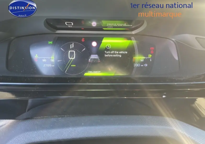 Vue rapprochée du tableau de bord numérique du Peugeot 408 Hybrid 145 GT, affichant la vitesse et l'autonomie.