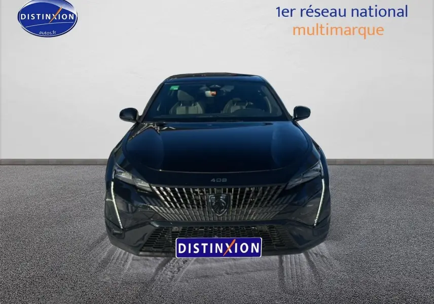 Peugeot 408 Hybrid 145 GT noir vue de face avec calandre distinctive et feux LED verticaux allumés.