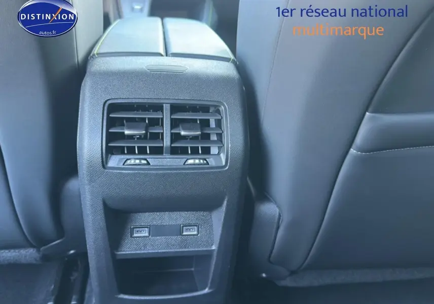 Vue rapprochée de la console centrale arrière noire du Peugeot 408 Hybrid 145 GT avec aérateurs et ports USB visibles.
