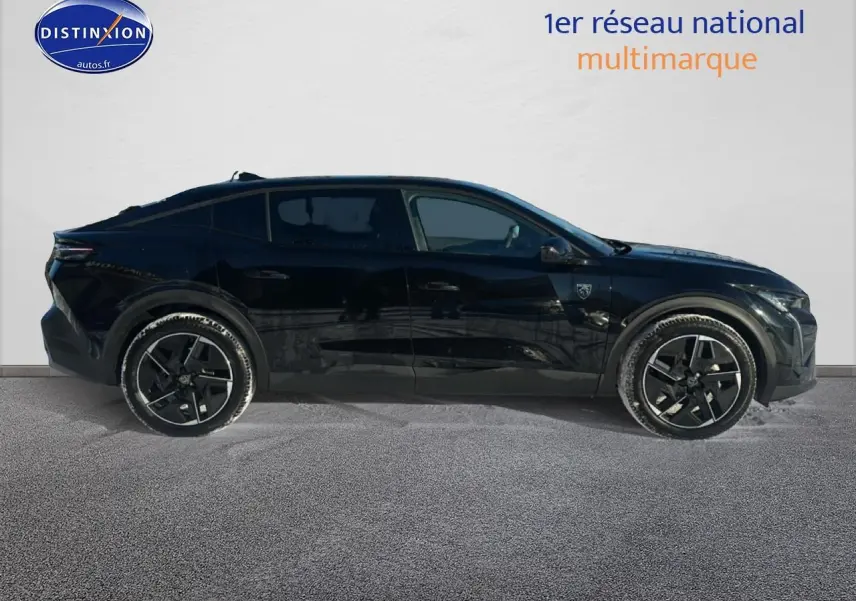 Peugeot 408 Hybrid 145 GT e-dcs6 noir vue de profil côté gauche avec jantes alu noires et vitres teintées.
