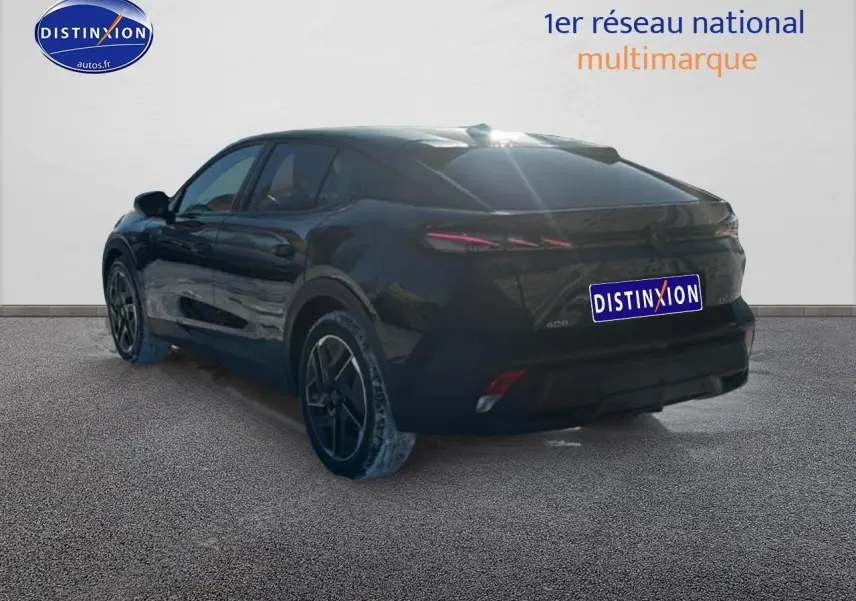 Peugeot 408 Hybrid 145 GT noir vue 3/4 arrière droit, jantes alu et feux arrière LED distinctifs.