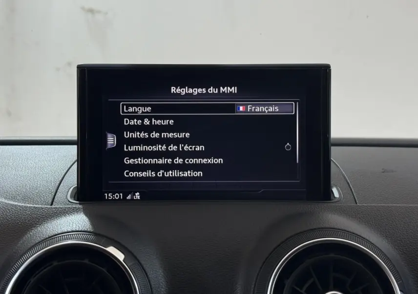 Écran central du système MMI affichant les réglages, avec tableau de bord noir de l'Audi A3 2.0 TDI 2018.