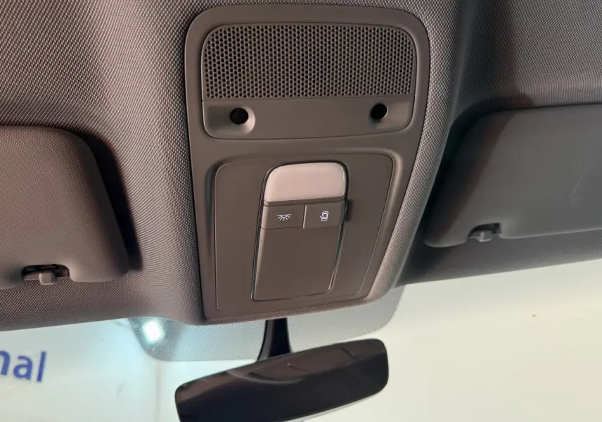 Plafonnier intérieur gris avec commandes d’éclairage et rétroviseur noir dans Audi A3 2.0 TDI 150 Business Line 2018.