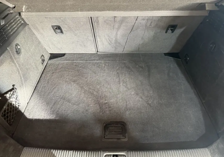 Vue plongeante sur le coffre spacieux et propre de l'Audi A3 2.0 TDI Business Line, revêtement gris foncé.