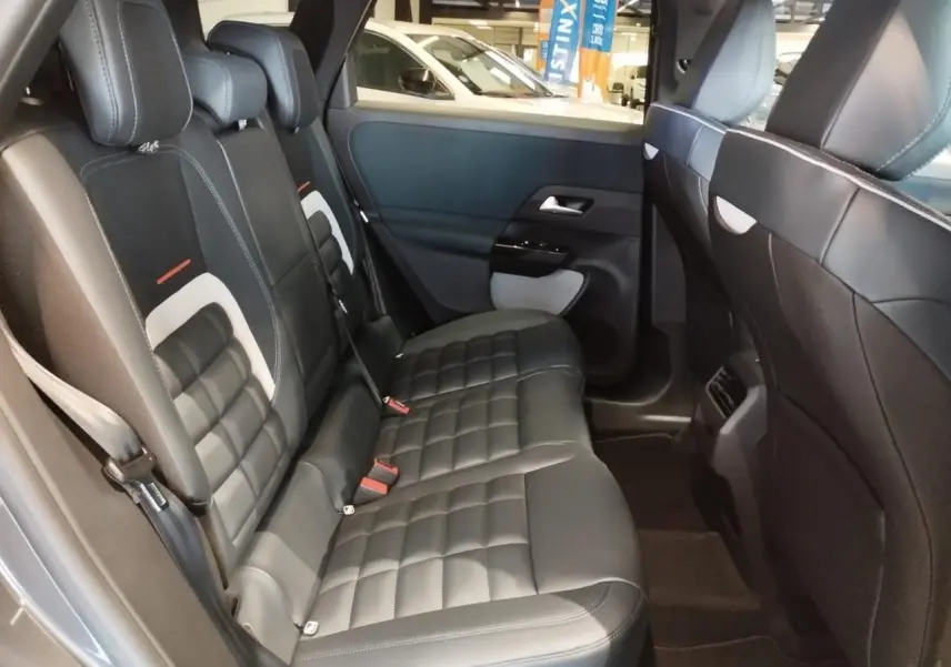 Vue intérieure des sièges arrière en cuir noir avec surpiqûres blanches du Citroën C5 Aircross gris platine 2026.