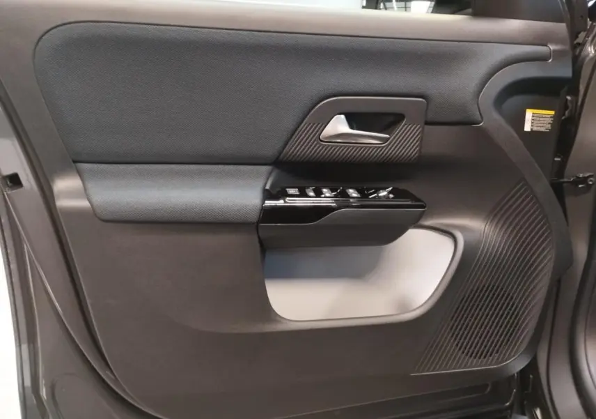 Vue intérieure côté gauche de la porte avant gris platine du Citroën C5 Aircross avec commandes de vitres et haut-parleur intégré.