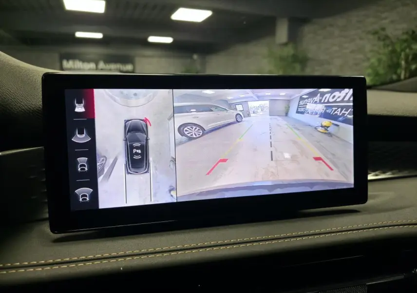 Écran intérieur affichant la caméra 360° de l'Alfa Romeo Tonale Sprint bleu, vue arrière en parking.