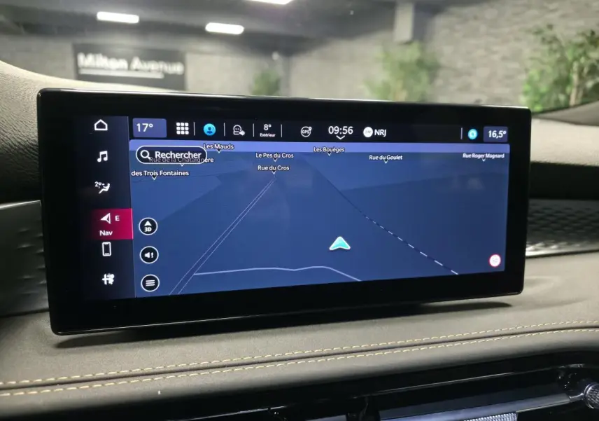 Écran tactile 10,2 pouces du système de navigation de l'Alfa Romeo Tonale 2025, vue intérieure du tableau de bord.