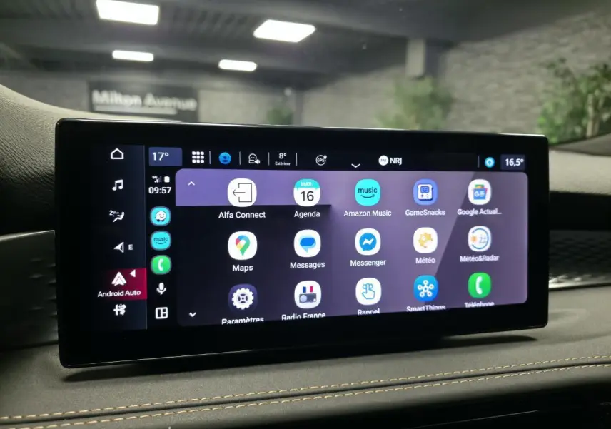 Écran tactile central de l'Alfa Romeo Tonale 2025 affichant l'interface Android Auto sur tableau de bord noir.