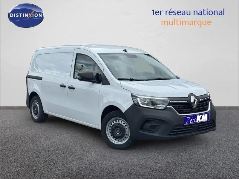 Renault Kangoo Van blanc en 3/4 avant droit avec calandre noire et jantes acier simples.
