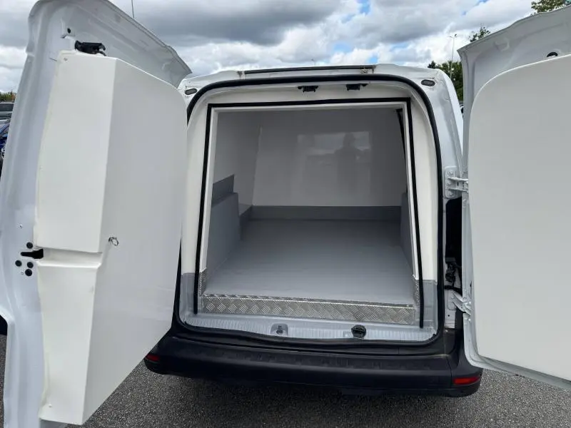 Vue arrière du Renault Kangoo Van blanc 2024 avec portes ouvertes montrant la caisse isotherme vide.
