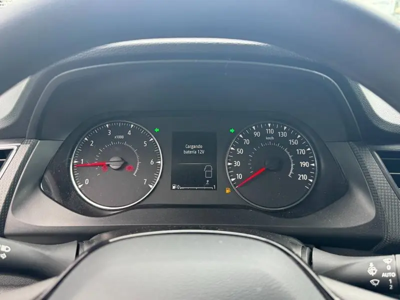 Vue rapprochée du tableau de bord du Renault Kangoo 2024, affichage digital et compteurs analogiques noirs.