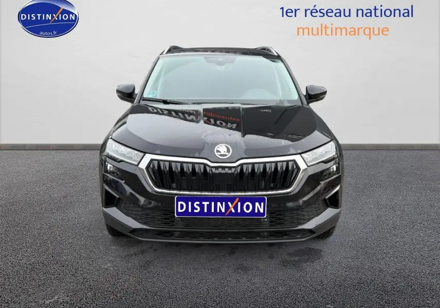 Vue de face d'un Skoda Karoq noir 2025 avec calandre chromée et phares LED distinctifs.