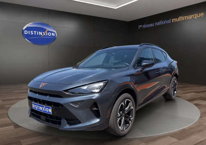 Vue 3/4 avant droite d'un CUPRA Formentor gris foncé avec jantes noires et logo cuivré sur calandre.