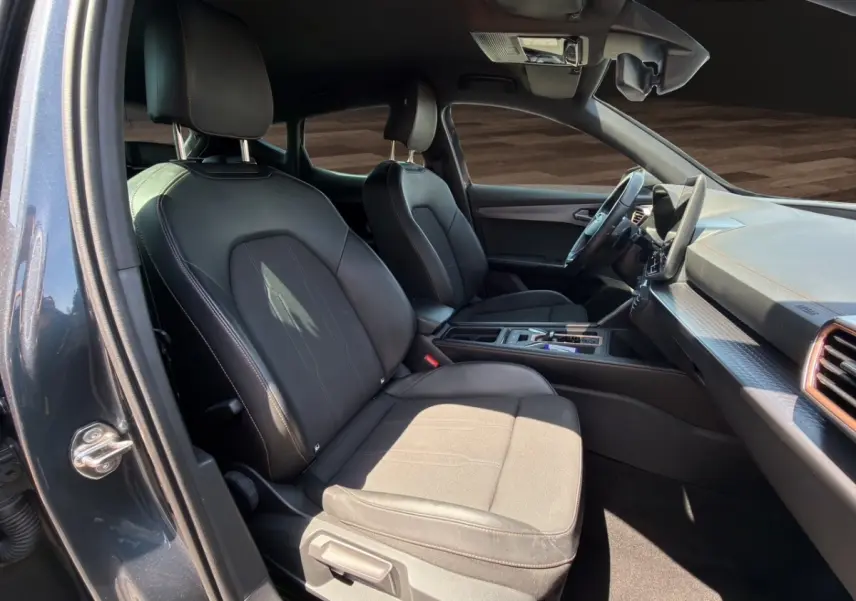 Vue intérieure côté conducteur de la CUPRA Formentor 2.0 TDI 2025, sièges cuir noirs et tableau de bord moderne.