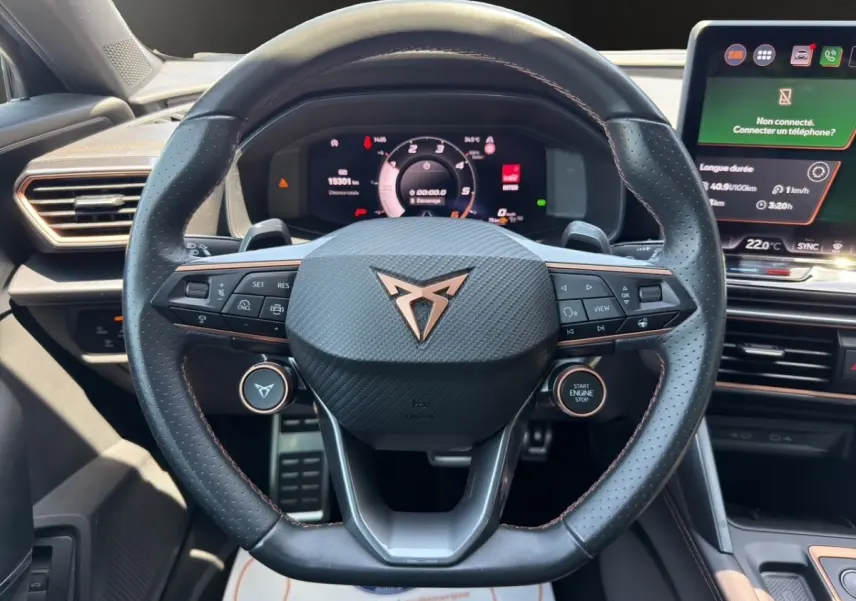 Vue centrée sur le volant en cuir perforé de la CUPRA Formentor 2025 avec tableau de bord numérique et écran tactile latéral.