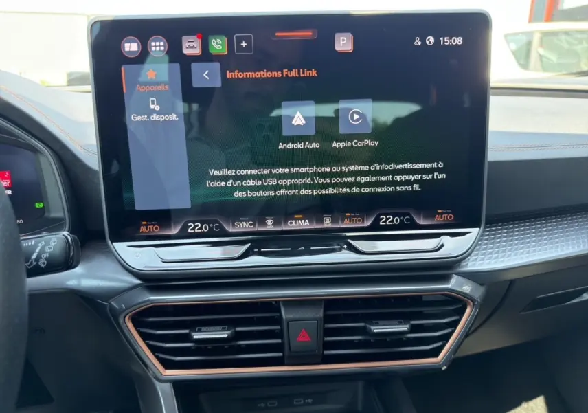 Vue intérieure du tableau de bord du CUPRA Formentor gris foncé, avec écran tactile central affichant Android Auto et Apple CarPlay.