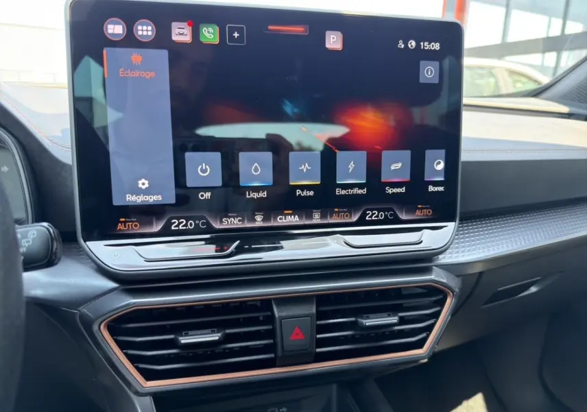 Vue rapprochée de l'écran tactile central et des aérateurs du tableau de bord du CUPRA Formentor gris foncé 2025.