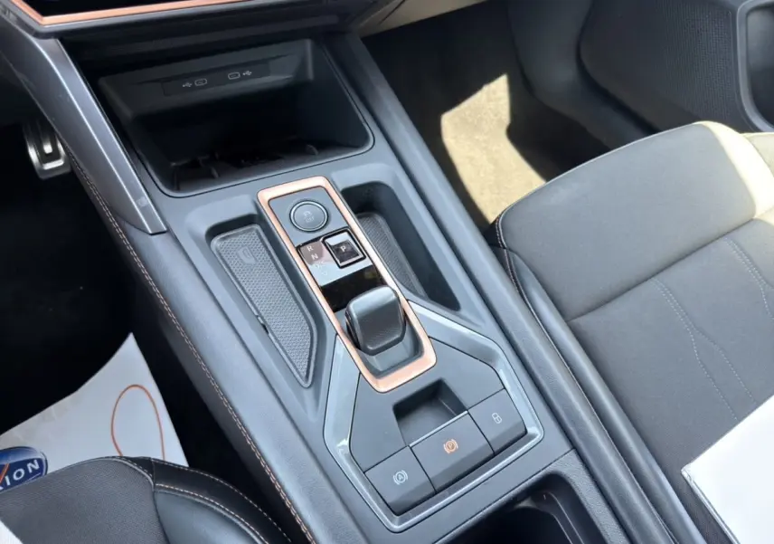 Vue rapprochée de la console centrale du CUPRA Formentor gris foncé, mettant en valeur le levier de vitesse automatique et les commandes.