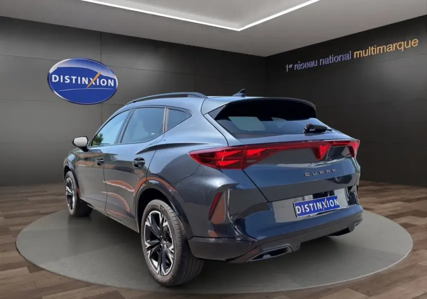 Vue 3/4 arrière droite d'un CUPRA Formentor gris foncé avec feux LED et jantes alliage noires.