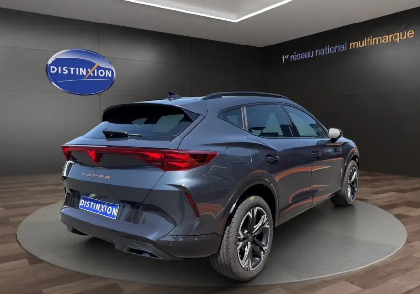 Vue 3/4 arrière droite du CUPRA Formentor gris foncé, avec feux arrière LED et jantes alliage distinctives.