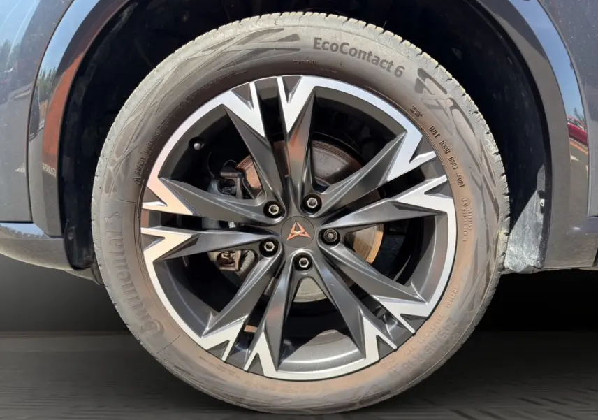 Gros plan sur la roue avant droite d’un CUPRA Formentor gris foncé avec jante alliage au design géométrique distinctif.
