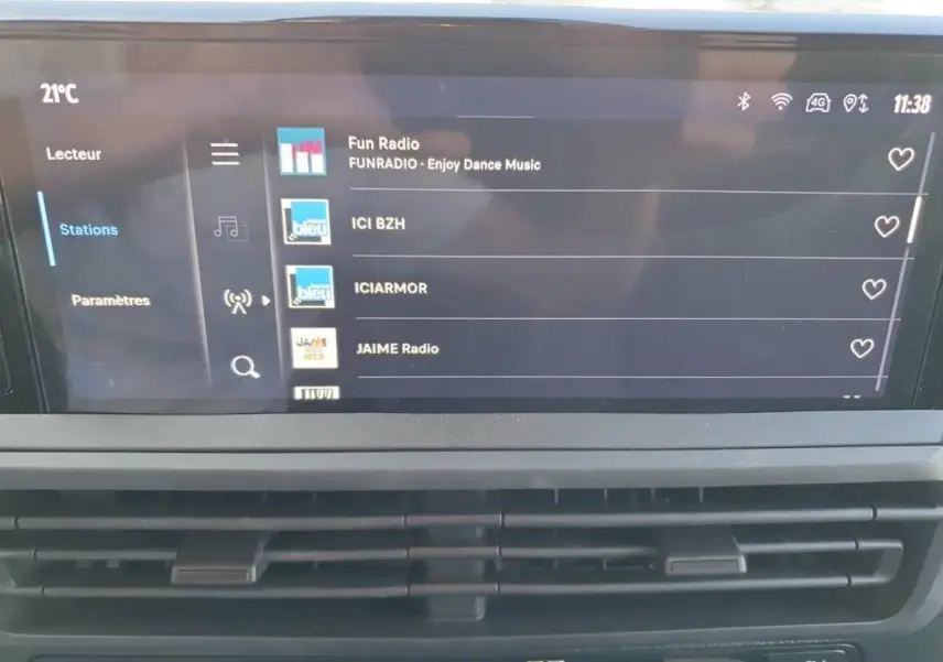 Écran multifonction couleur du Toyota Proace Fourgon 2025 affichant les stations radio, avec commandes et ventilation visibles.