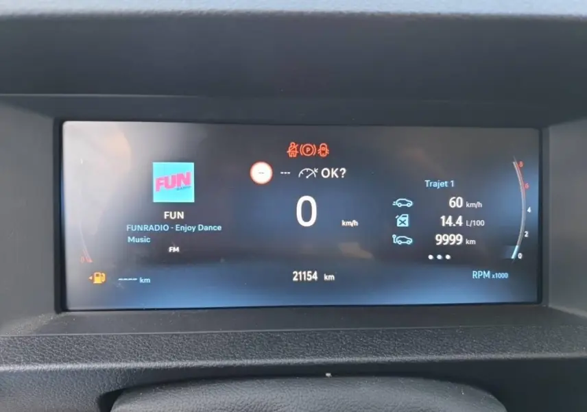 Affichage numérique du tableau de bord du Toyota Proace Fourgon blanc, montrant la vitesse à 0 km/h et les informations de trajet.