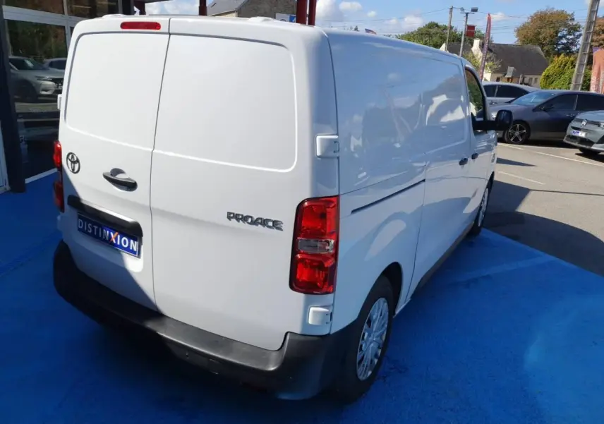 Vue 3/4 arrière droite du Toyota Proace Fourgon blanc Glacier, avec portes arrière fermées et jantes acier.