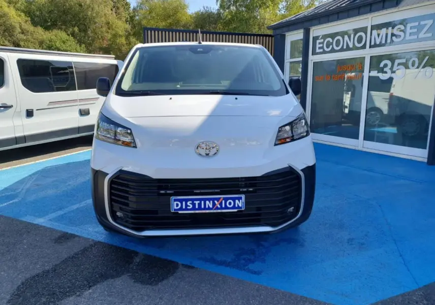 Vue avant d'un Toyota Proace Fourgon blanc Glacier 2025 avec large calandre noire et logo Toyota visible.