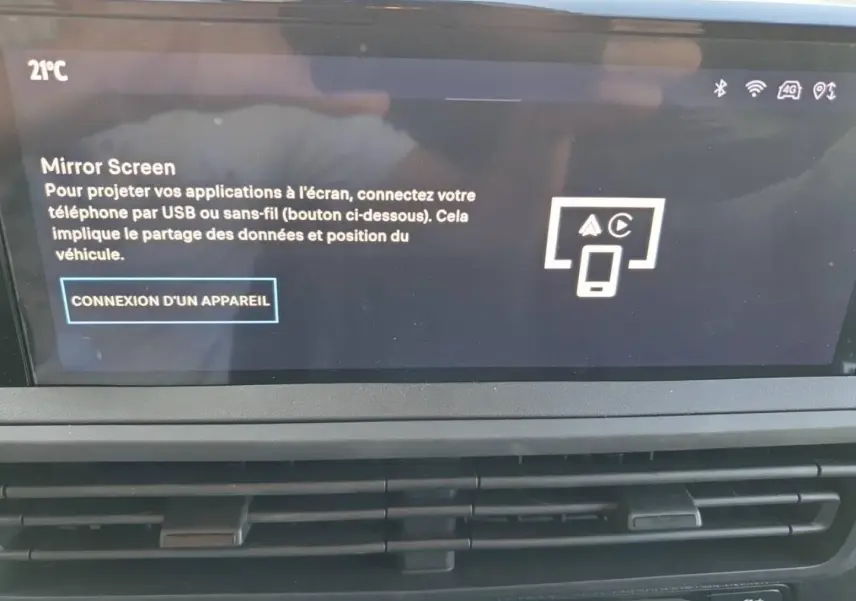 Vue rapprochée de l’écran multifonction du Toyota Proace Fourgon 2025 affichant l’interface Mirror Screen.