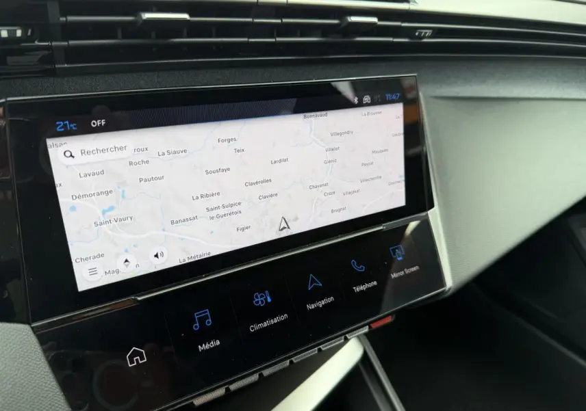 Vue rapprochée de l’écran tactile central du tableau de bord de la Peugeot 308 SW rouge, affichant la navigation.