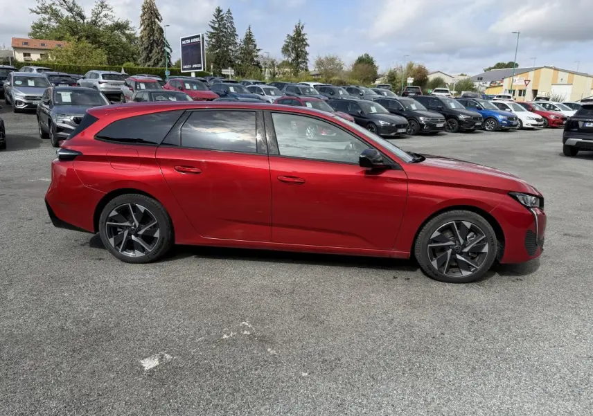 Peugeot 308 SW rouge Elixir vue de profil côté gauche, avec jantes alliage 17 pouces et vitres surteintées.