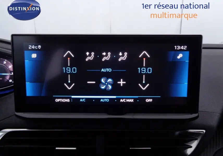 Écran tactile central du Peugeot 3008 noir perle métal 2023 montrant la climatisation à 19°C en mode automatique.