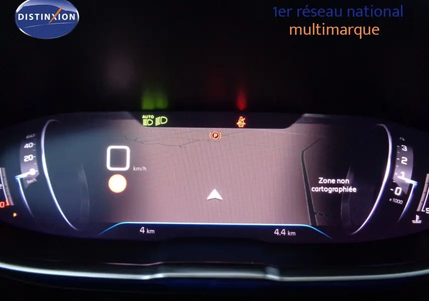 Tableau de bord numérique du Peugeot 3008 2023 affichant la vitesse à 0 km/h et une zone non cartographiée.