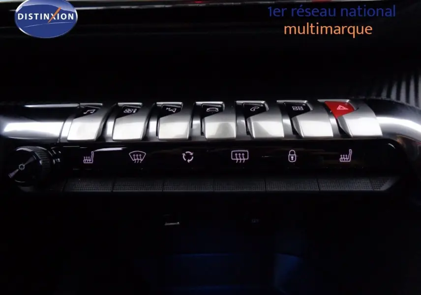 Gros plan sur les commandes centrales du Peugeot 3008 noir perle 2023, avec boutons métalliques et éclairage violet des fonctions.