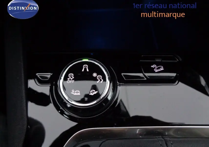 Gros plan sur la molette de sélection des modes de conduite et le bouton d'assistance à la descente dans un Peugeot 3008 noir perle métal.