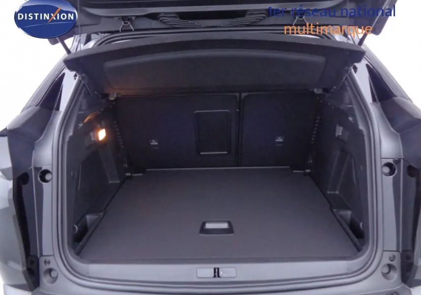 Coffre ouvert d’un Peugeot 3008 noir perle métal, vue arrière montrant un espace de chargement spacieux et propre.