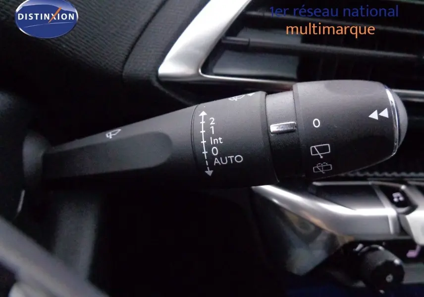 Gros plan sur la commande des essuie-glaces du Peugeot 3008 noir perle métal, avec détails des réglages automatiques.