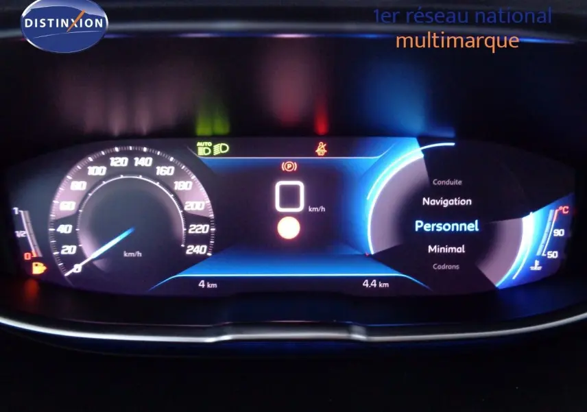 Tableau de bord numérique du Peugeot 3008 noir perle métal, affichant la vitesse et les options de conduite personnalisées.