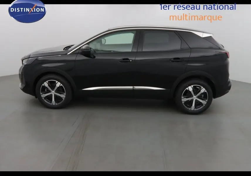 Profil côté gauche d'un Peugeot 3008 noir perle métal 2023 avec toit contrasté argent et jantes bi-ton.