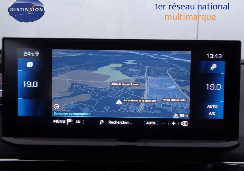 Écran central du Peugeot 3008 2023 affichant la navigation en 3D et la climatisation réglée à 19°C.